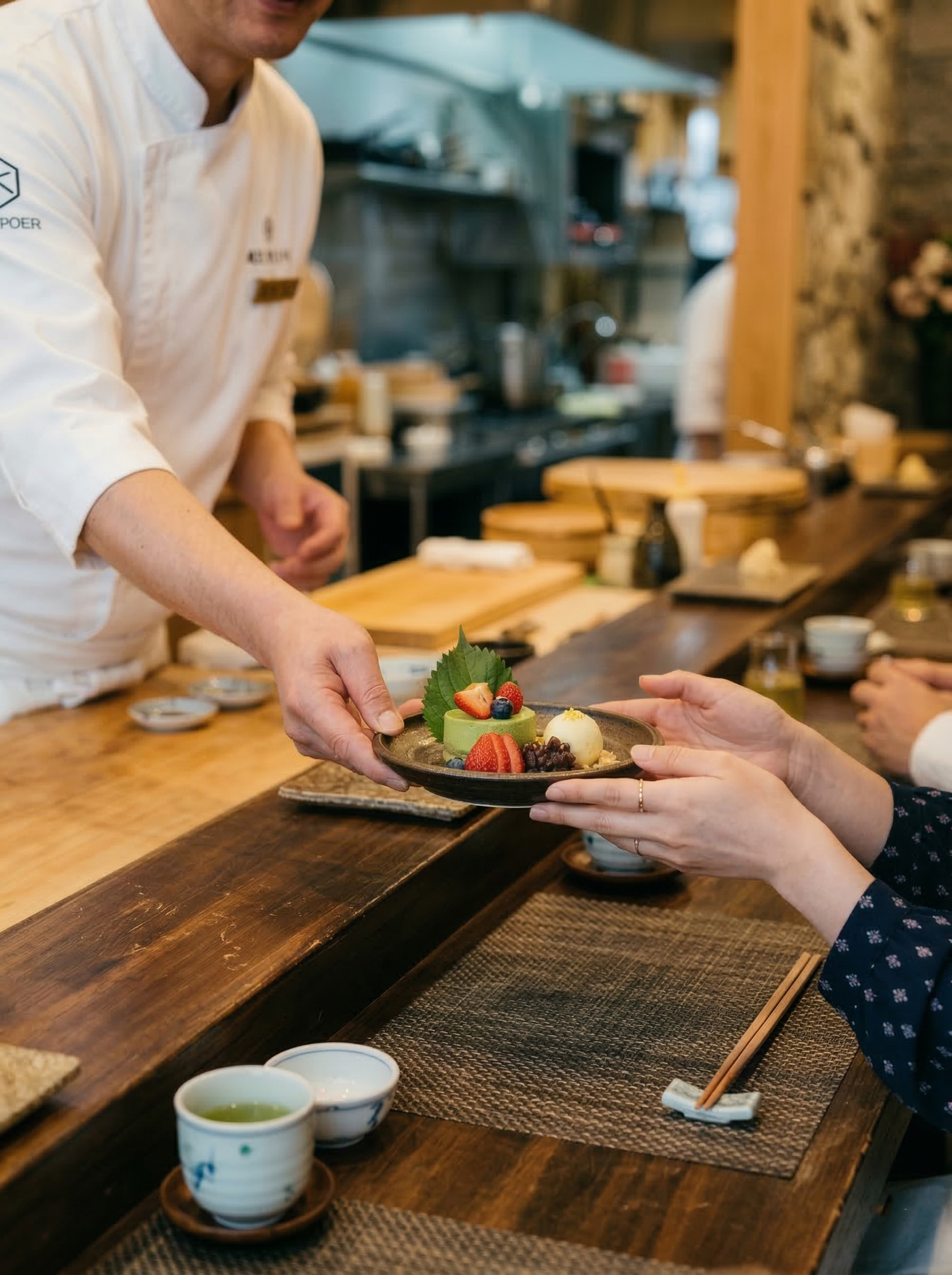셰프가 디저트를 건네는 장면